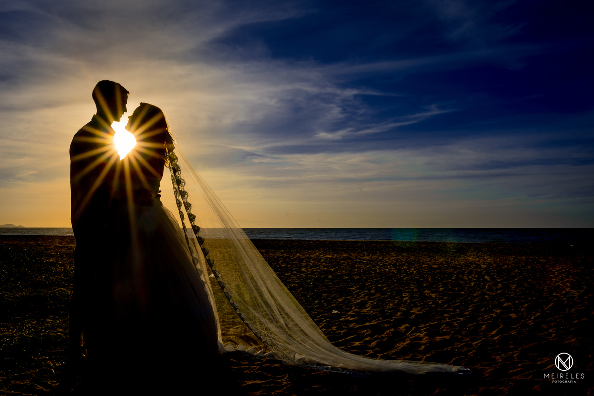 Ensaio Trash The Dress - Rio das Ostras - RJ - Pré-Wedding - meireles fotografia casamento em duque de caxias - sol - veu da noiva - melhor - capa - rio de janeiro - romantica  - silhueta