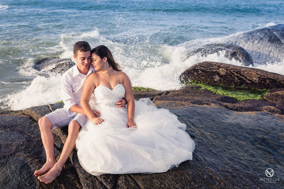 Ensaio Trash The Dress - Rio das Ostras - RJ - Pré-Wedding - meireles fotografia casamento em duque de caxias - romantismo - abracado pedras sentados