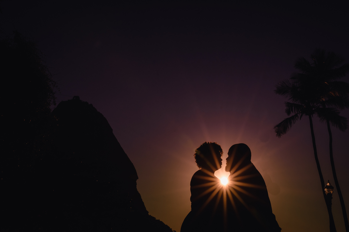 Ensaio pré wedding, casal, casamento, praia, divertido, rj, sol, silhueta, estrela, efeito, morro da urca, vermelha