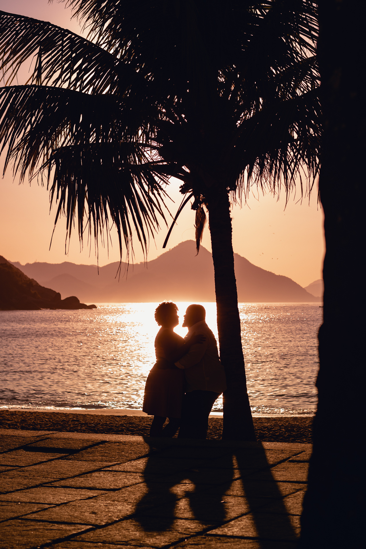 Ensaio pré wedding, casal, casamento, praia, divertido, rj, silhueta, cenario, coqueiro, foto maravilhosa, melhor fotografo, vermelha, urca