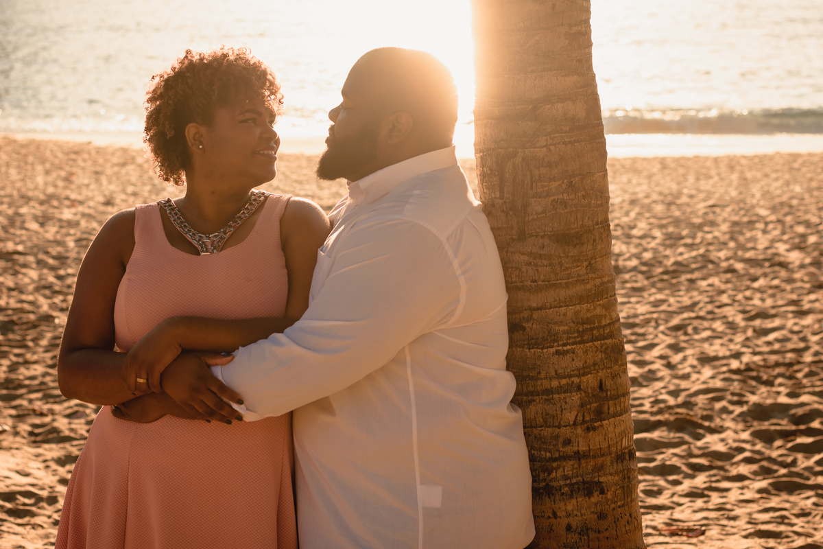 Ensaio pré wedding, casal, casamento, praia, divertido, rj sol, luz, contra, urca, rio de janeiro