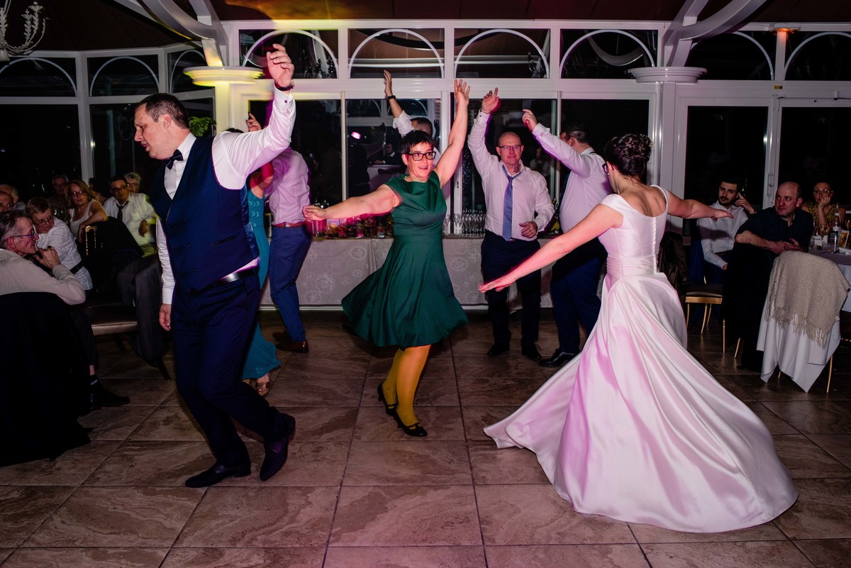 casamento David e Sophie em  Salbris frança dança noivos 