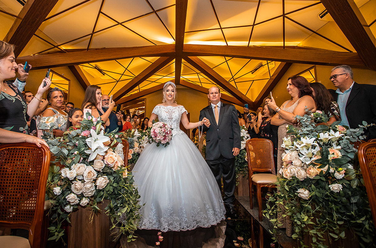 entrada da noiva na cerimônia de casamento
