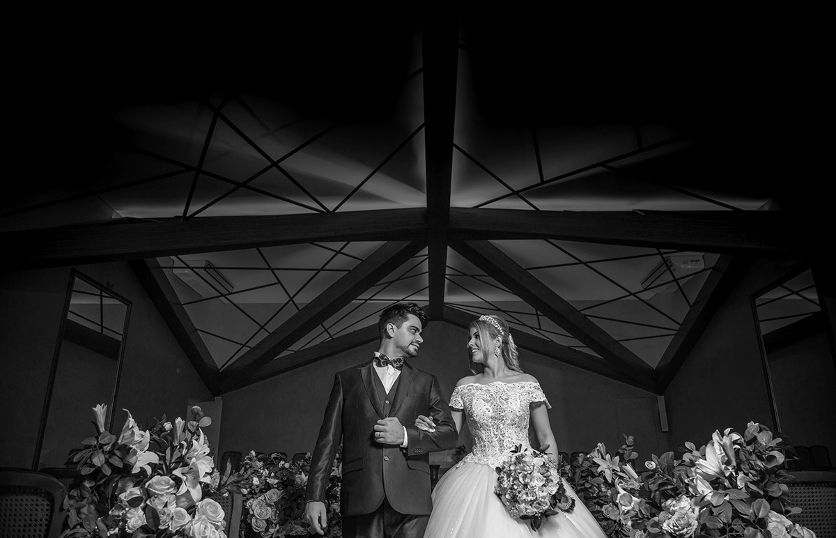 linda foto preta e branca dos noivos 