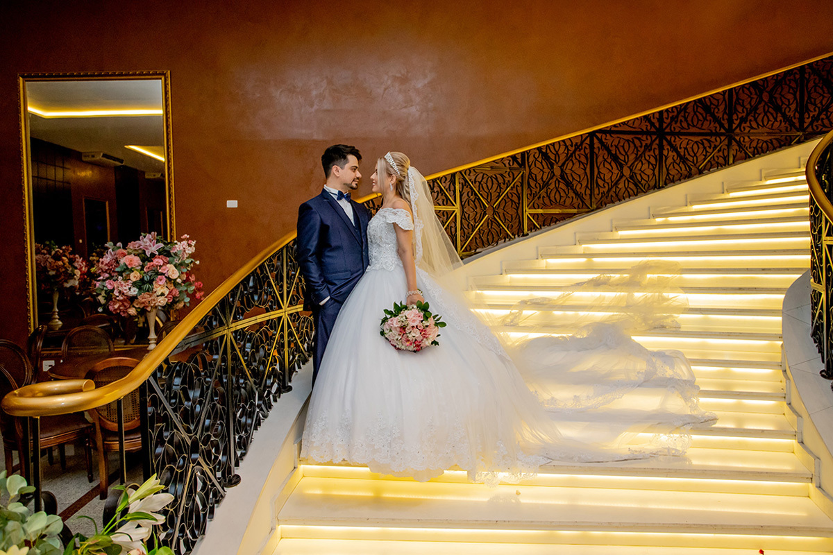 vestido da noiva na escada do salão de festas em mansão arabesque sp