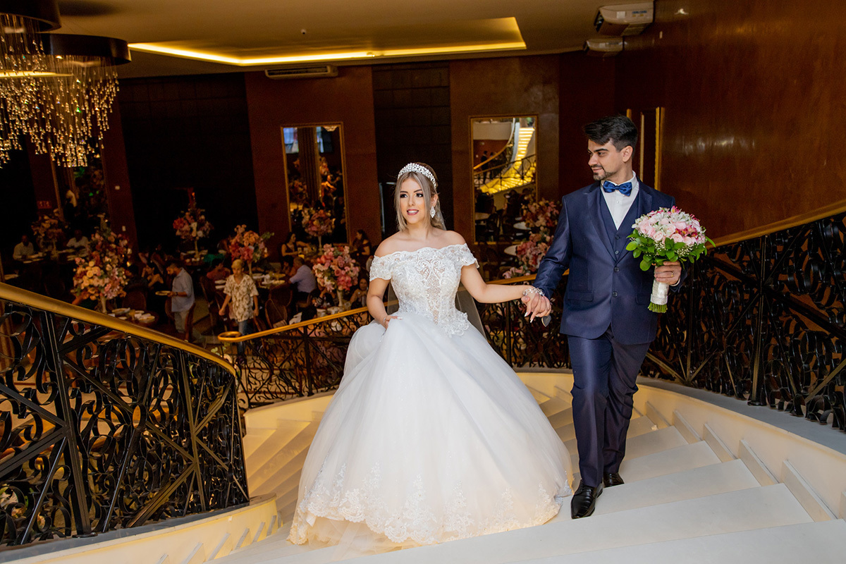 foto do casal na escada do buffet mansão arabesque