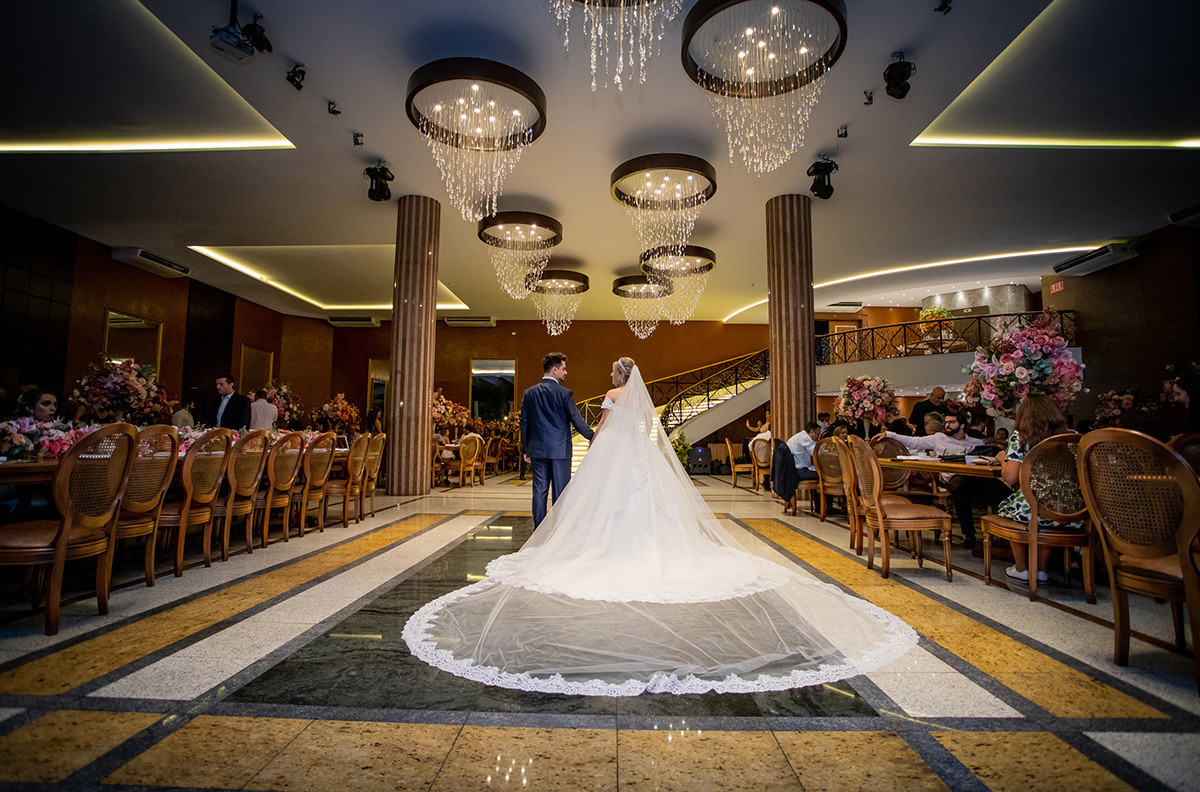 vestido com calda longa da noiva na mansão arabesque sp