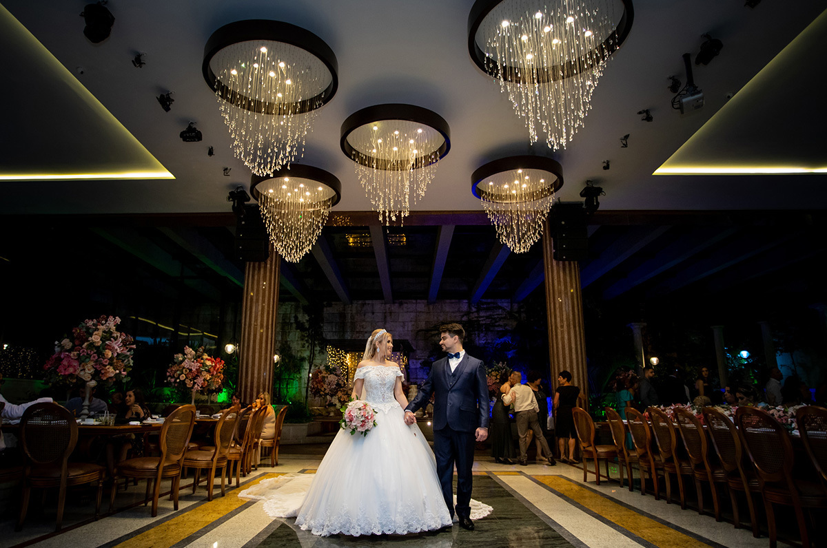 linda fotografia com os lustres no buffet na mansão arabesque em sp