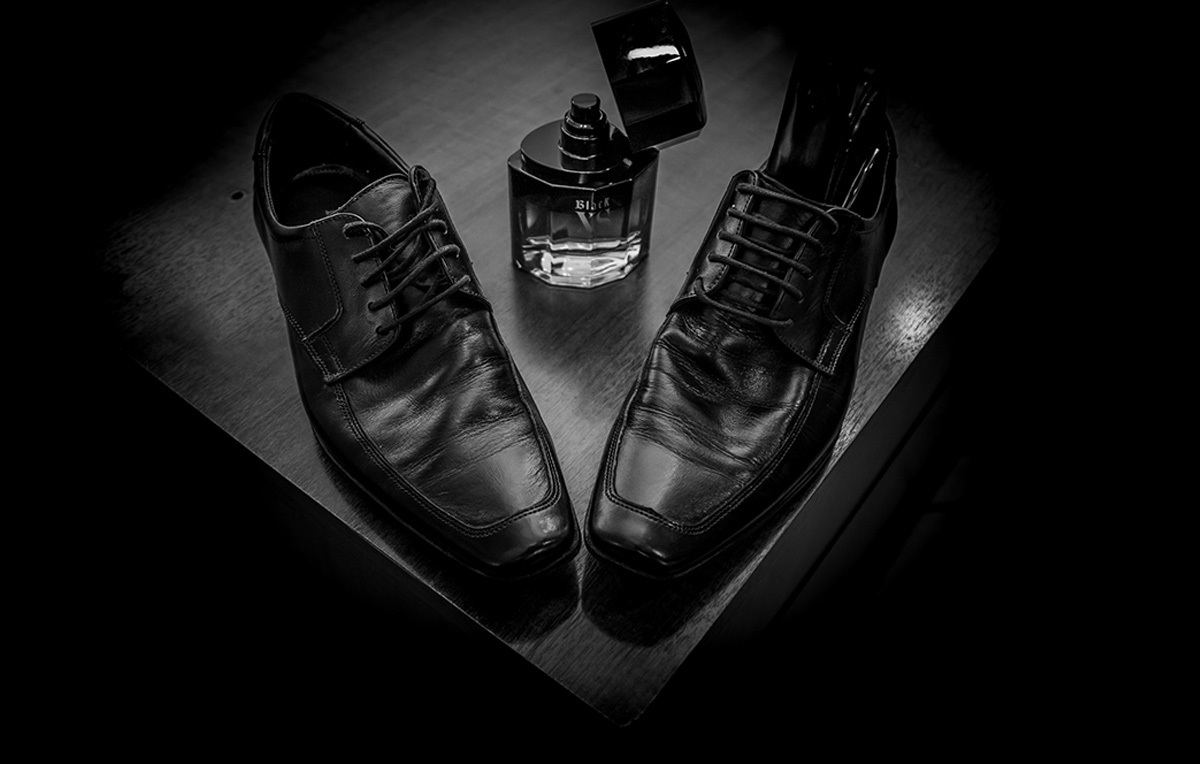 fotografia do sapato do noivo e perfume 