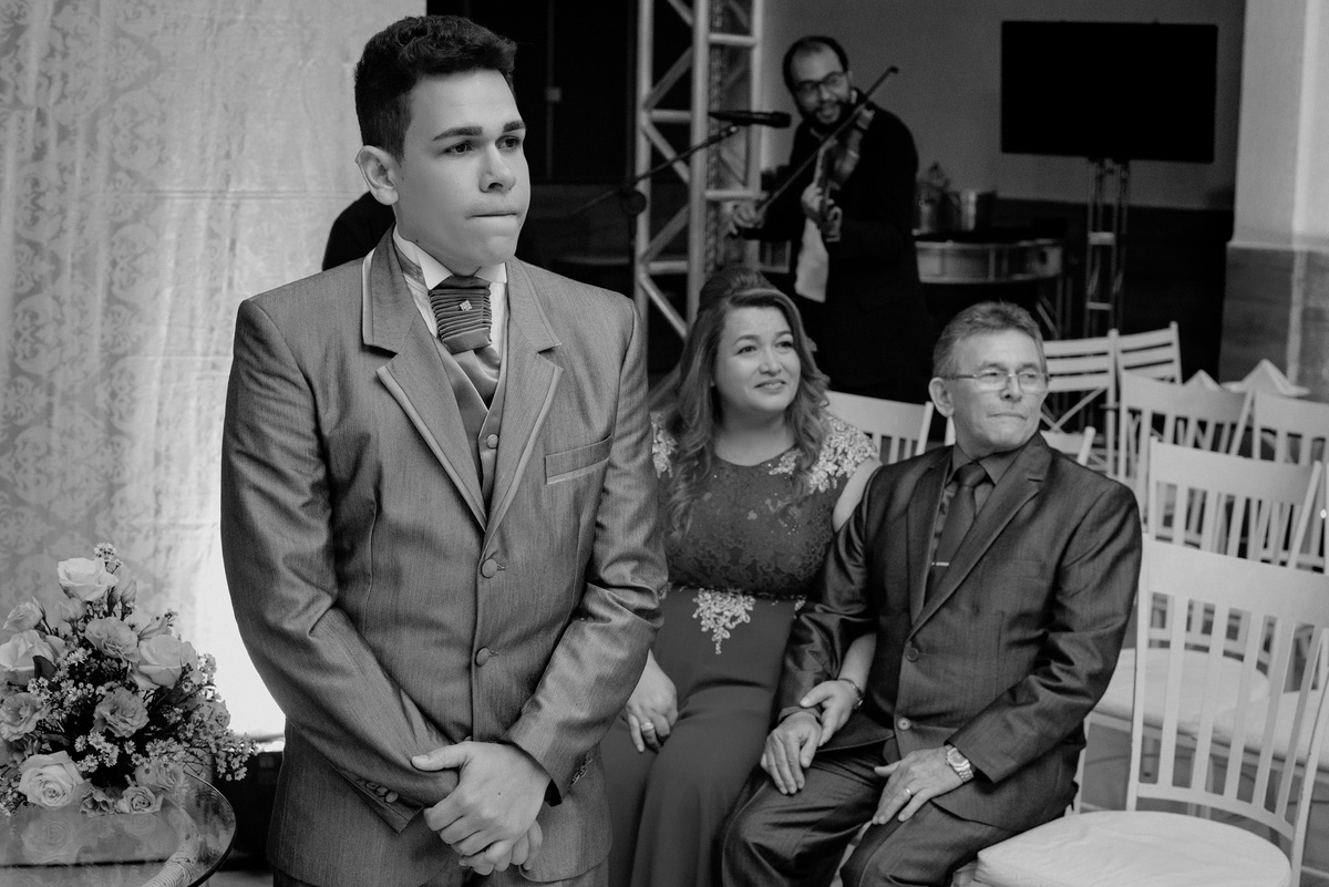 emoção do noivo no altar choro