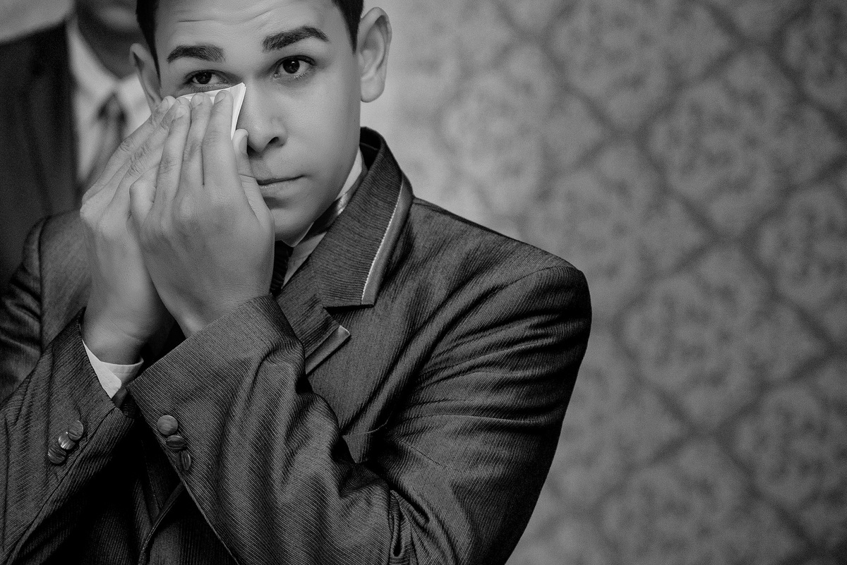 noivo chorando no altar