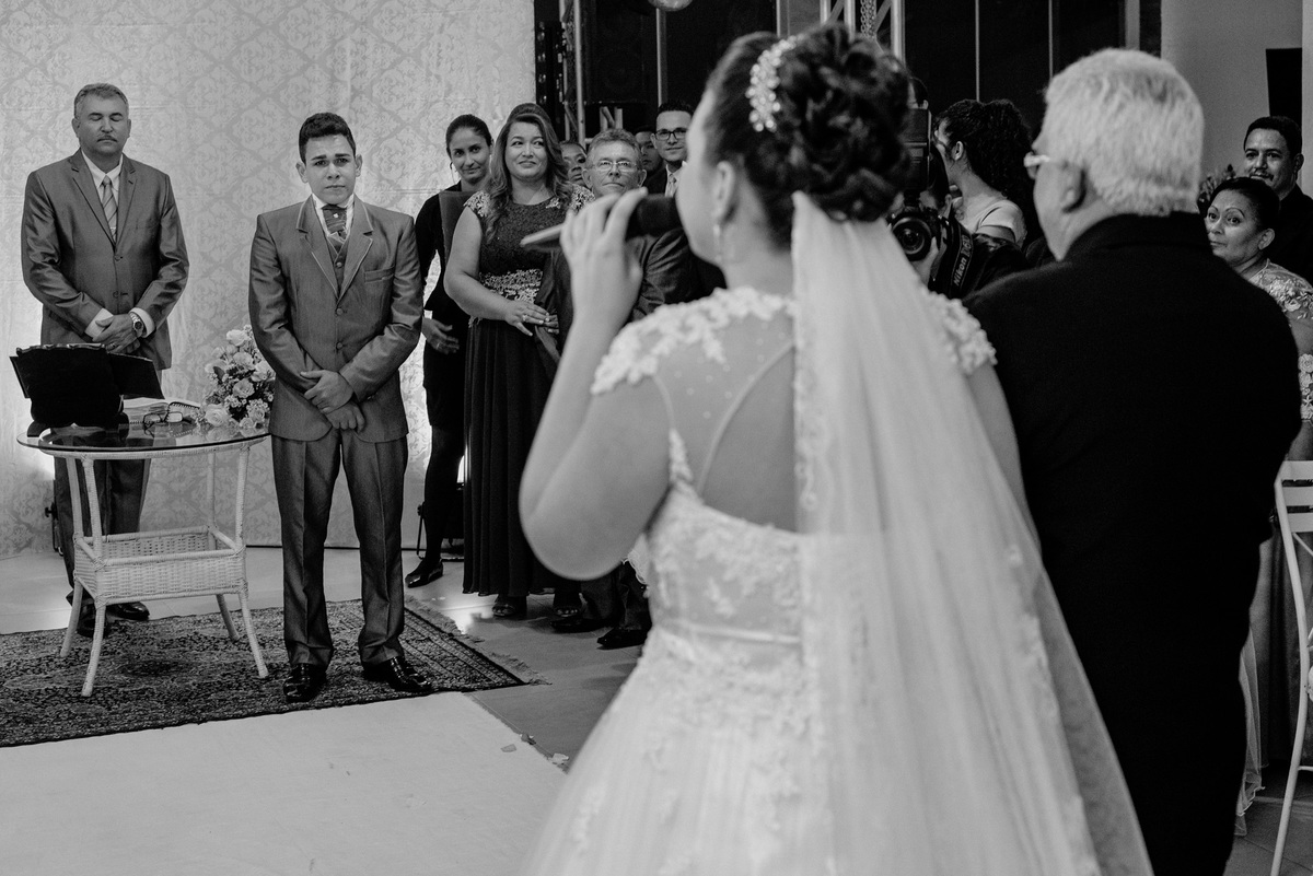 noiva entra cantando na cerimonia