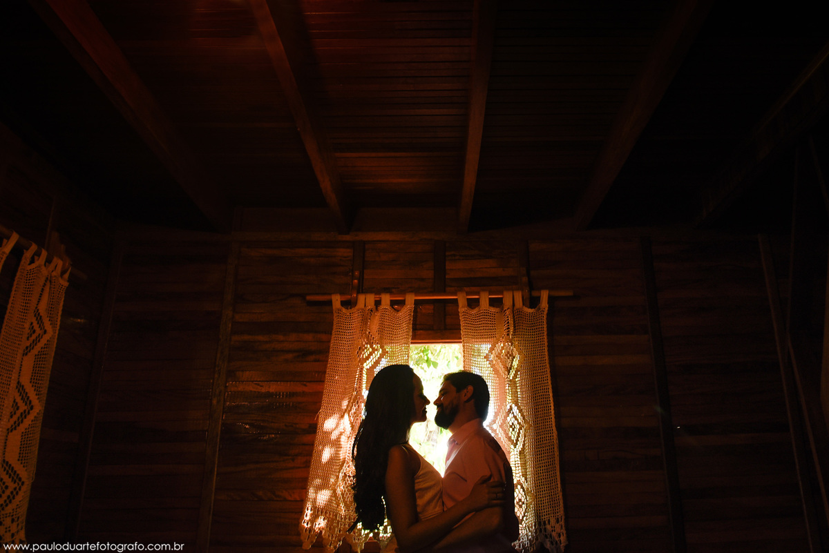 silhueta de fotos de casal em chalé