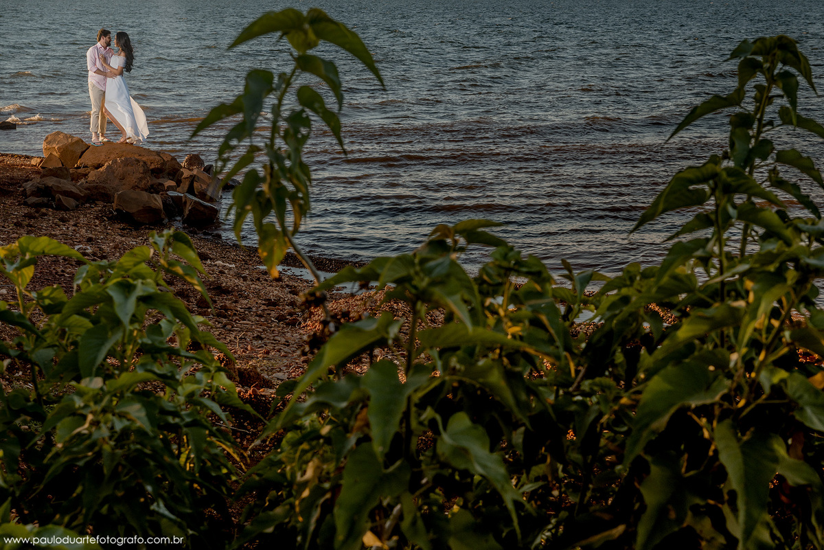 foto de ensaio pre wedding romantico ao por do sol