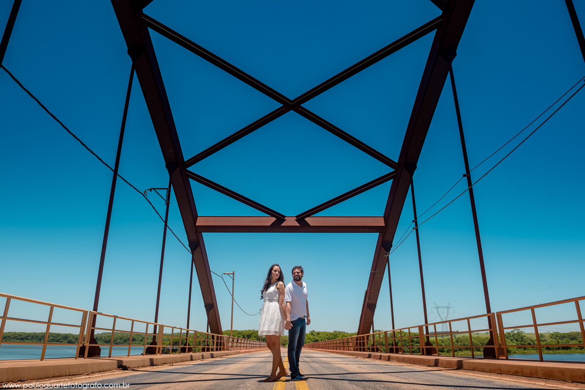 ensaio de casal em ponte sobre rio foto linda