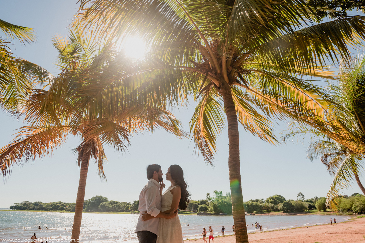 foto de casal proximo a coqueiro ensaio pre wedding