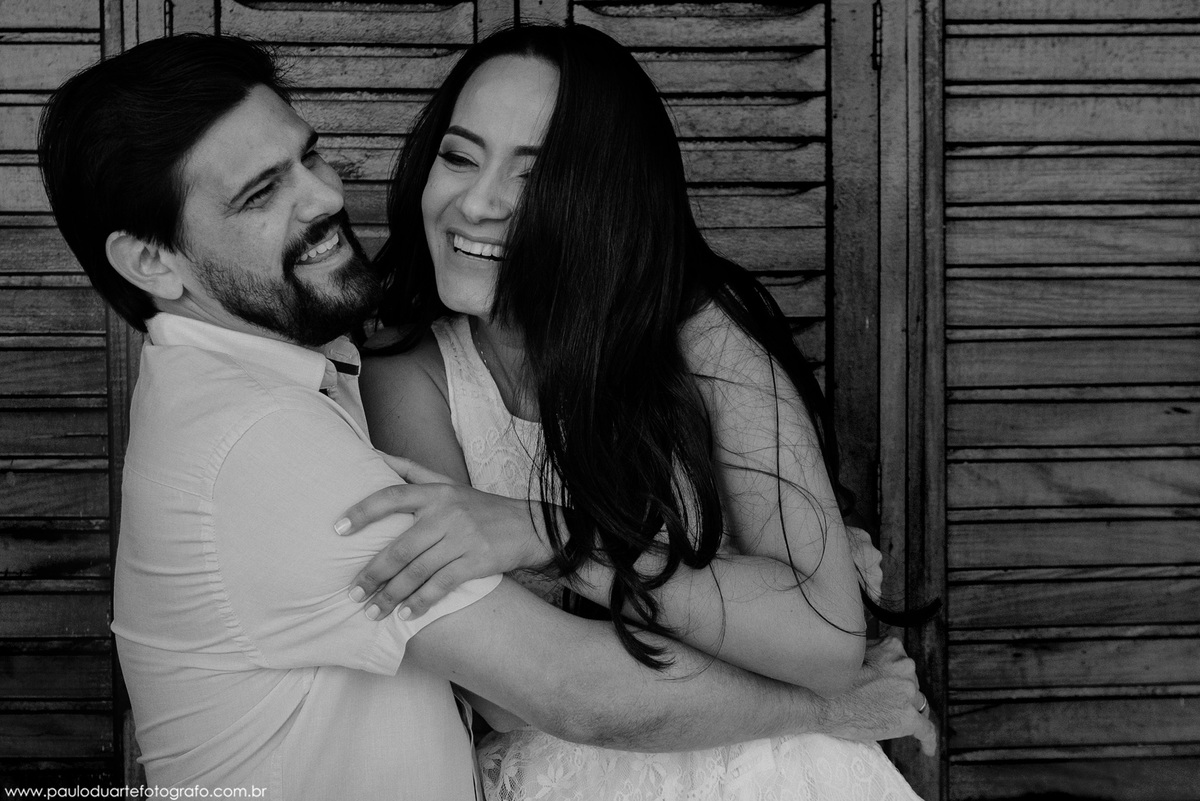 casal alegre foto de ensaio com alegria e sorriso