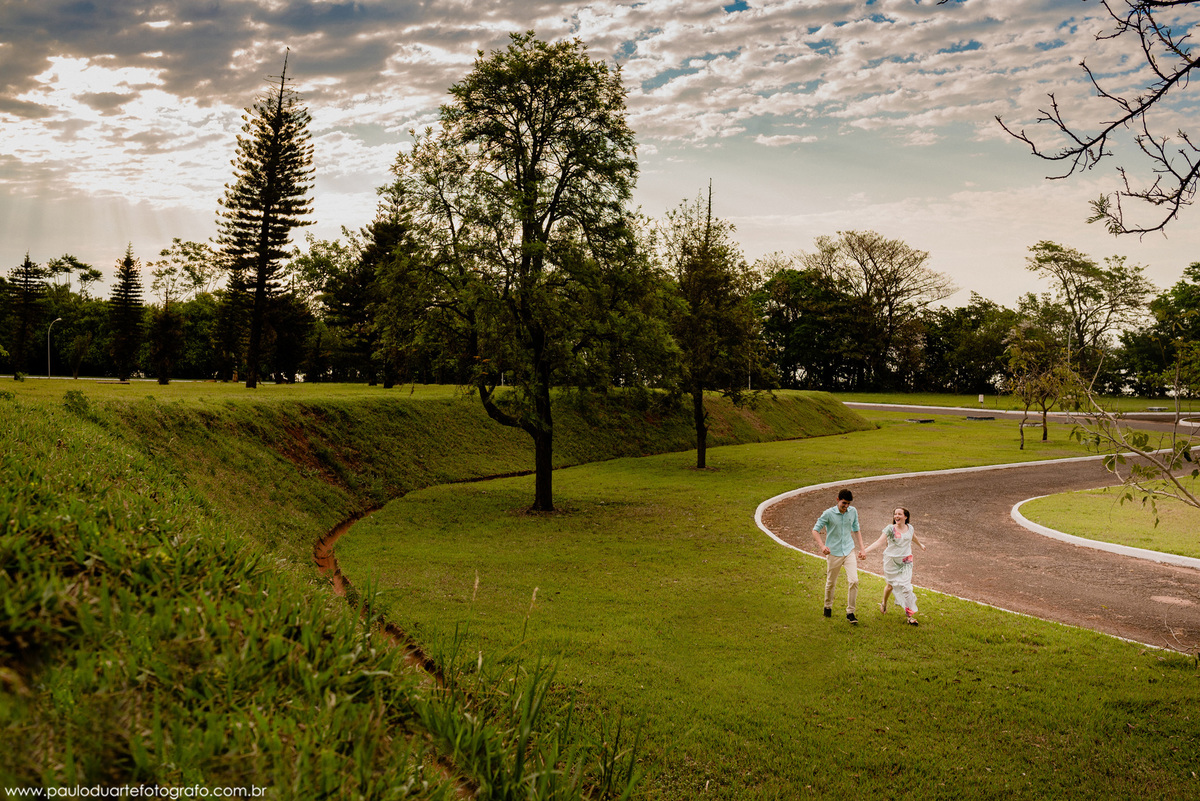 foto de casamento ensaio criativo - Pre Wedding externo parque