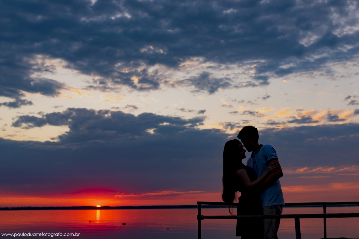 foto de casamento ensaio criativo - Pre Wedding externo parque por do sol em Trers lagoas