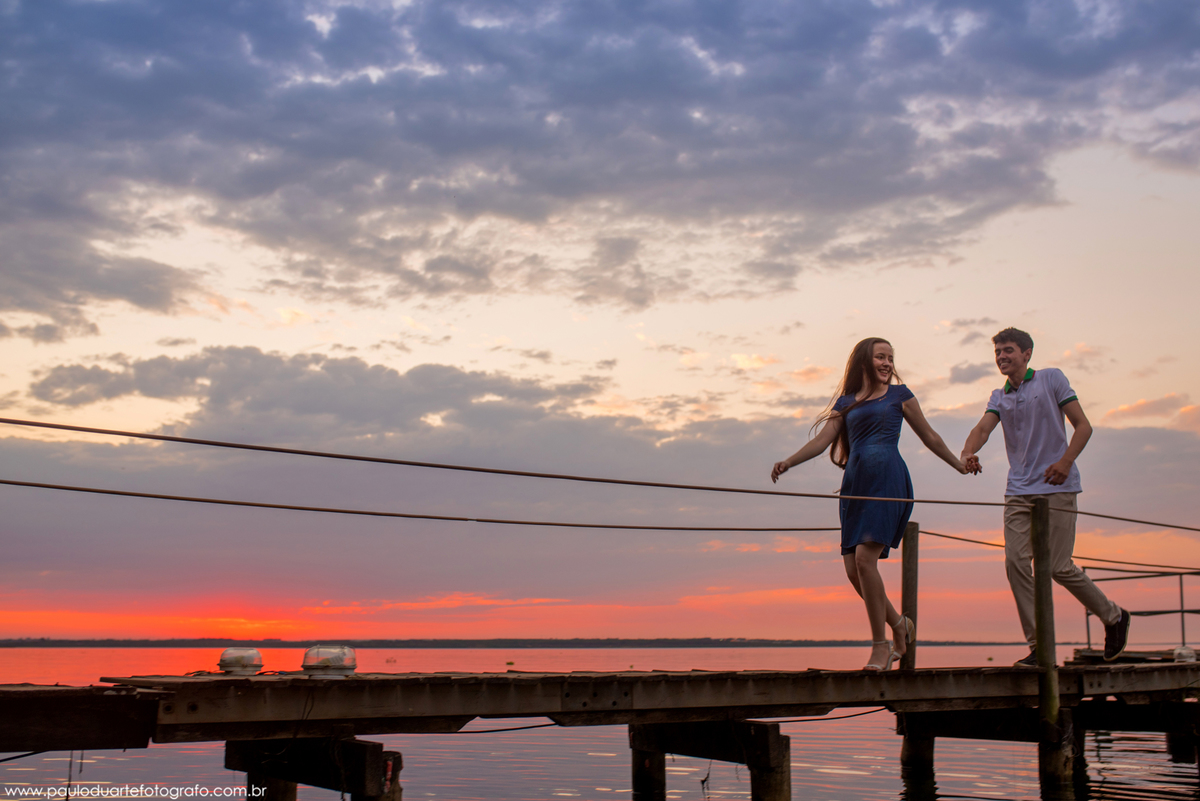 foto de casamento ensaio criativo - Pre Wedding externo parque por do sol em Trers lagoas