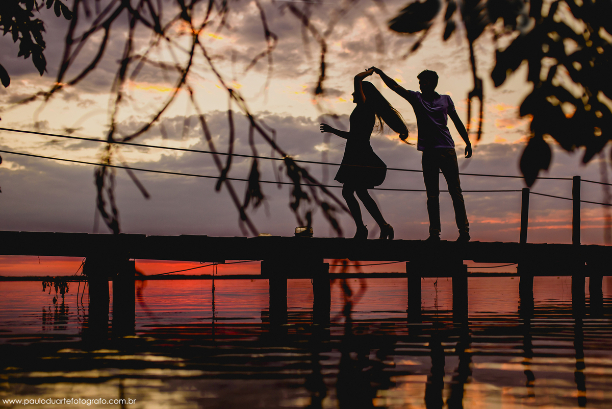 foto de casamento ensaio criativo - Pre Wedding externo parque por do sol em Trers lagoas