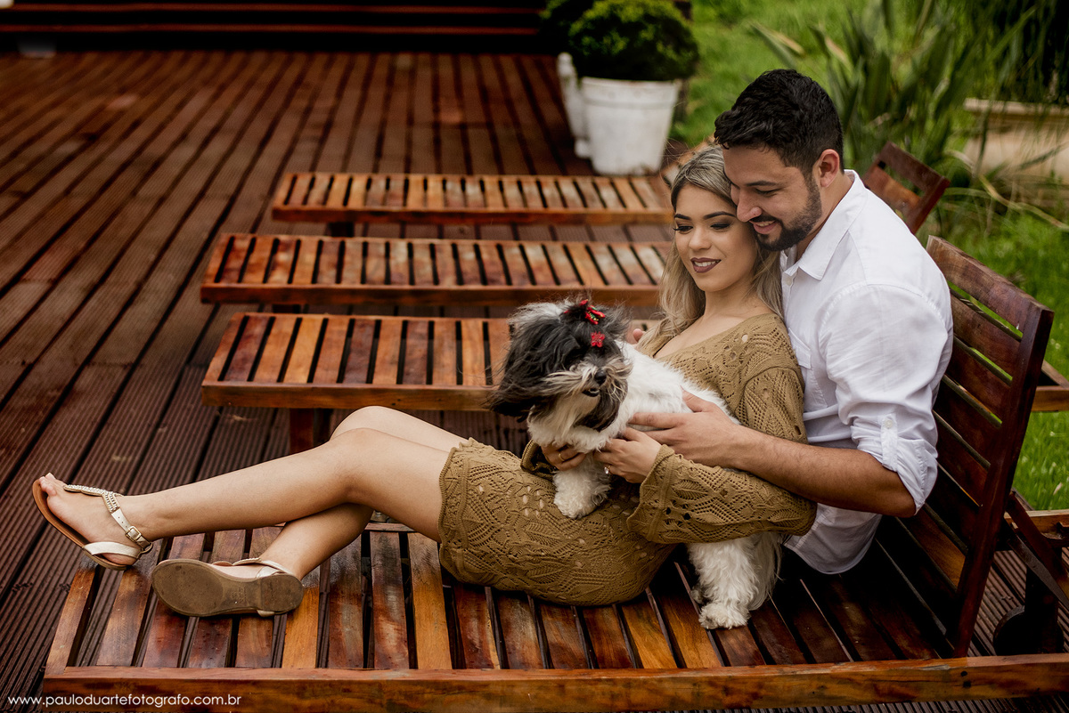 ensaio pre wedding casal feliz fotos criativa com cachorro de estimação