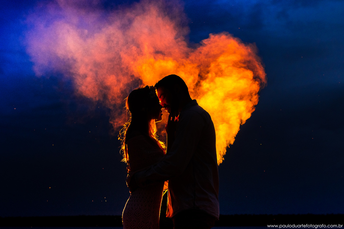 foto de silhueta casal apaixonado com efeito de fumaça 