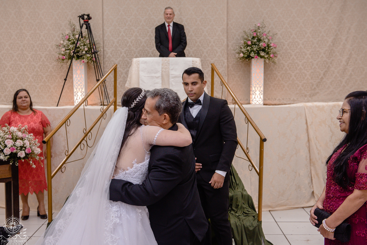 abraço do papai da noiva no altar 