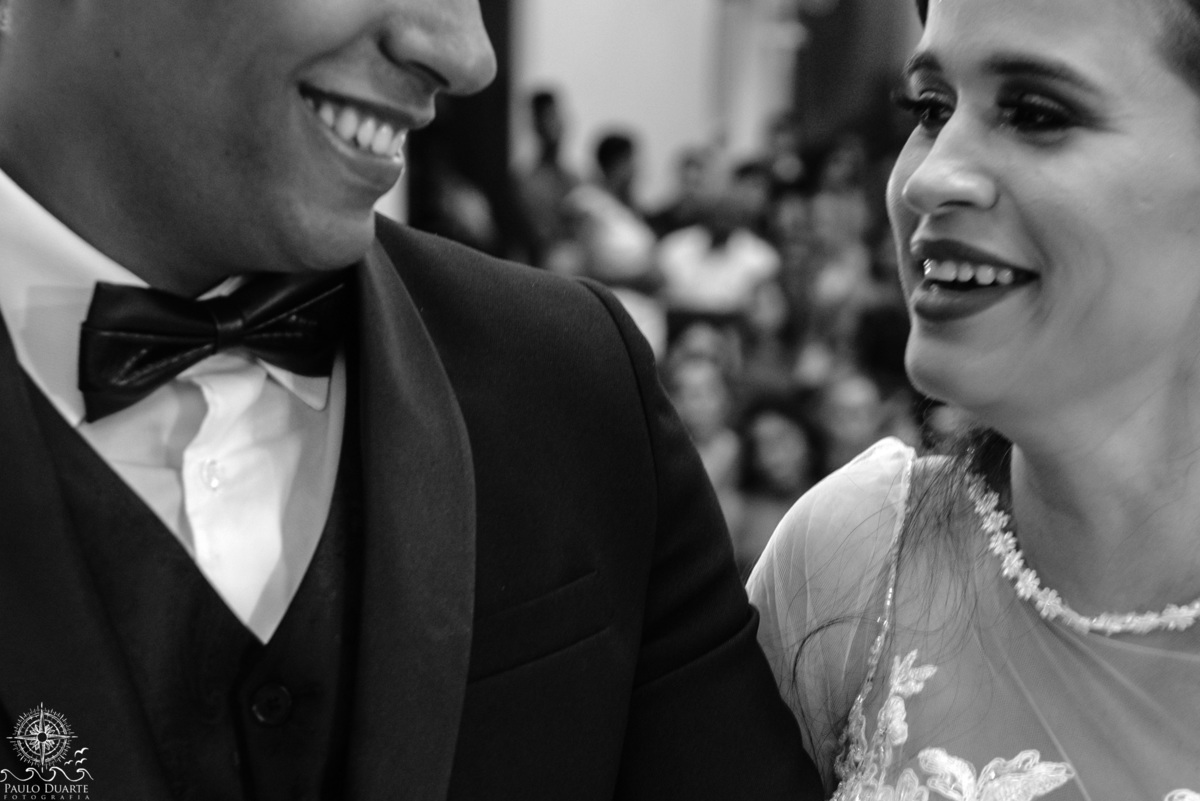 sorriso dos noivos no altar 