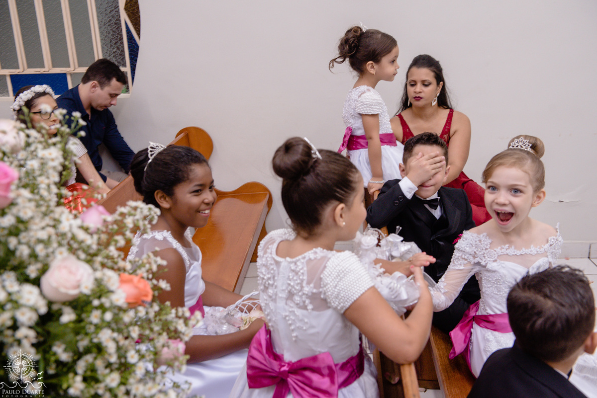 crianças brincando no momento da cerimonia 