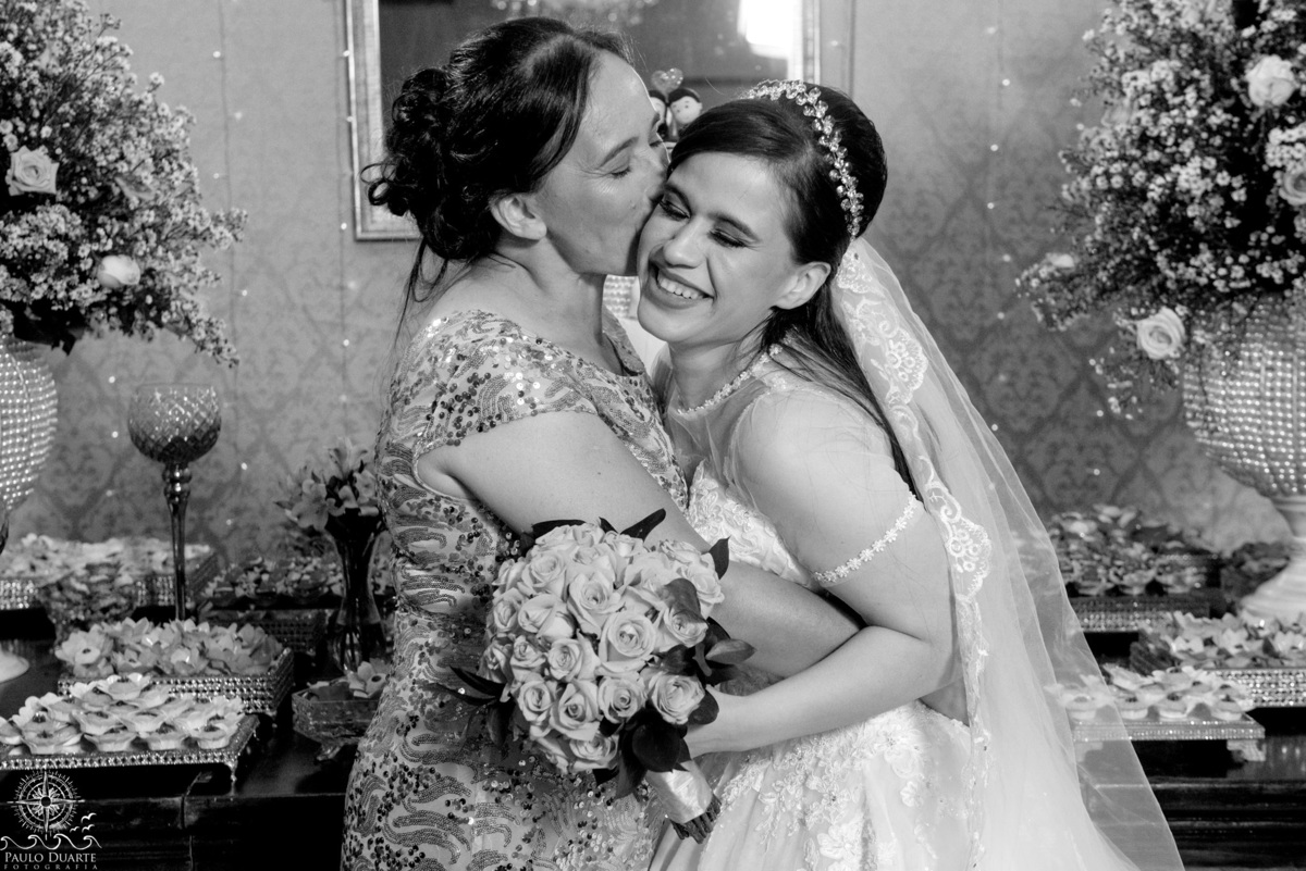 mamãe da noiva beijando a noiva