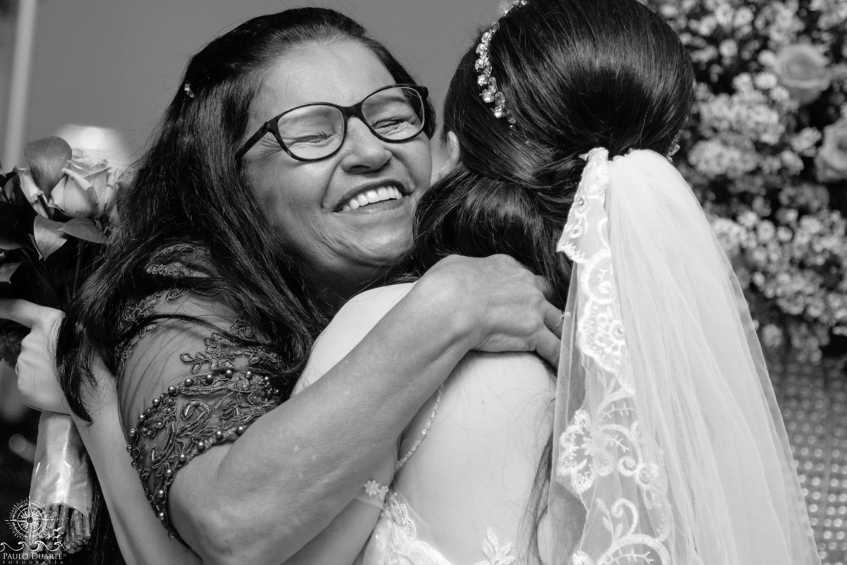 mãe do noivo abraçando a noiva