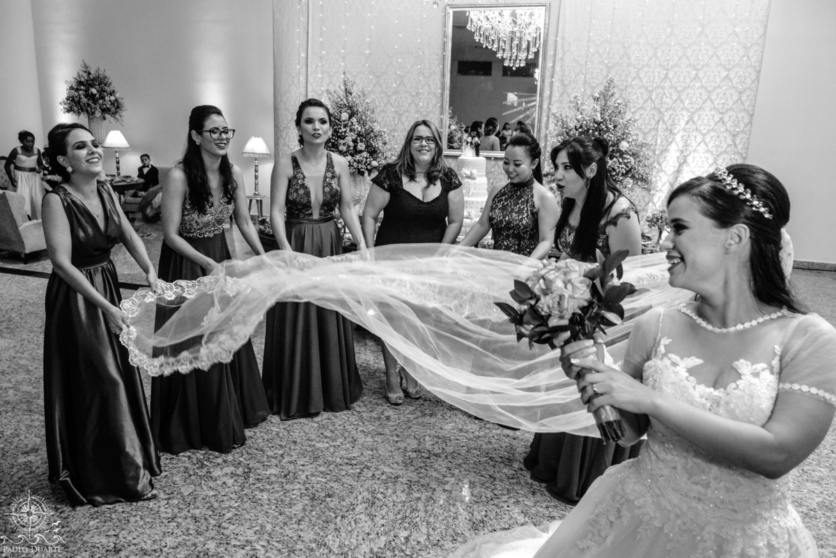 amigas da noiva brincando com o véu