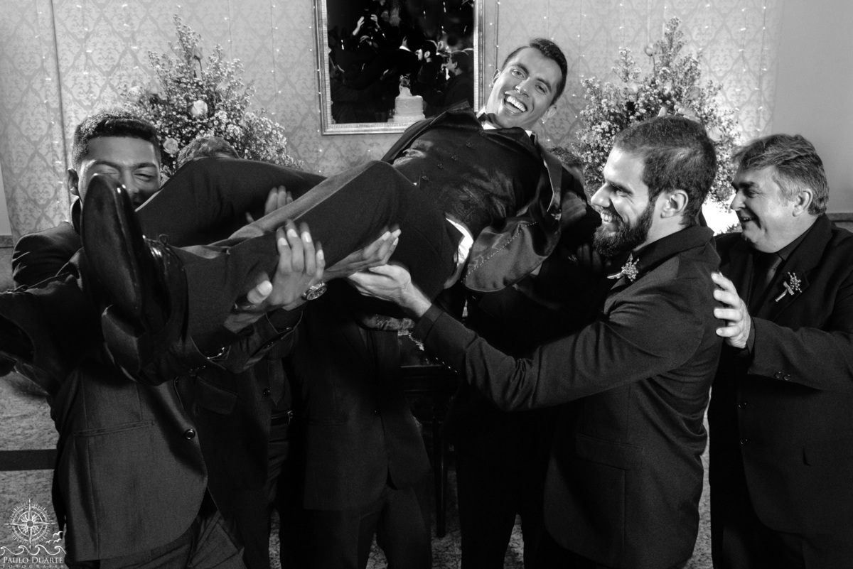 amigos do noivo brincando de joga-lo para cima