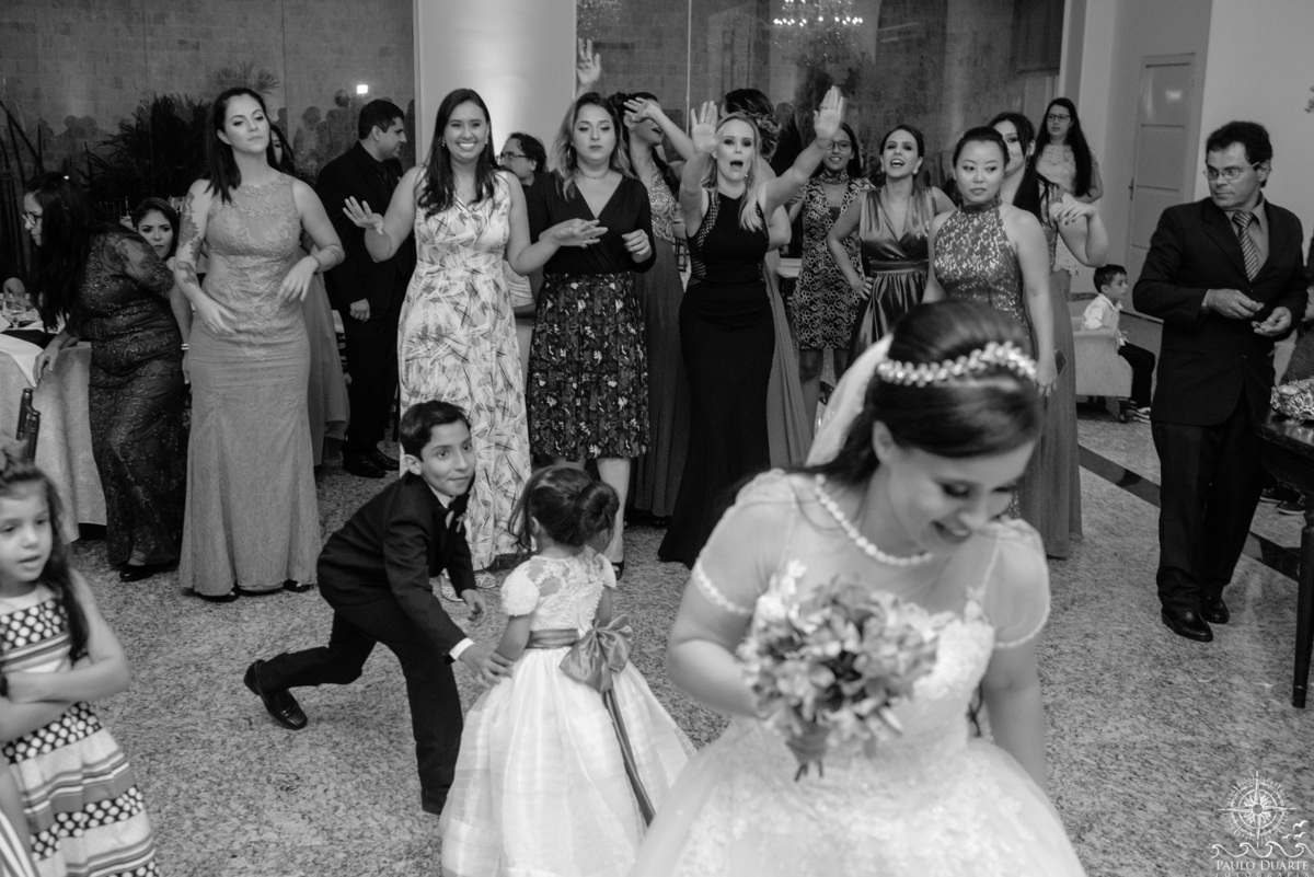 noiva se preparando para jogar o buue