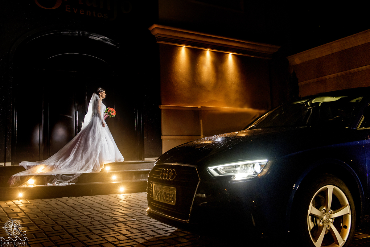 foto romântica do casal de frente ao salão triunfo