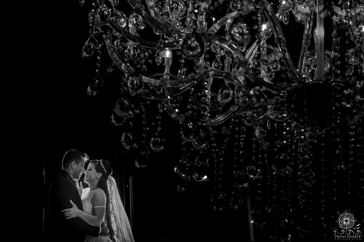 foto romântica do casal de frente ao salão triunfo