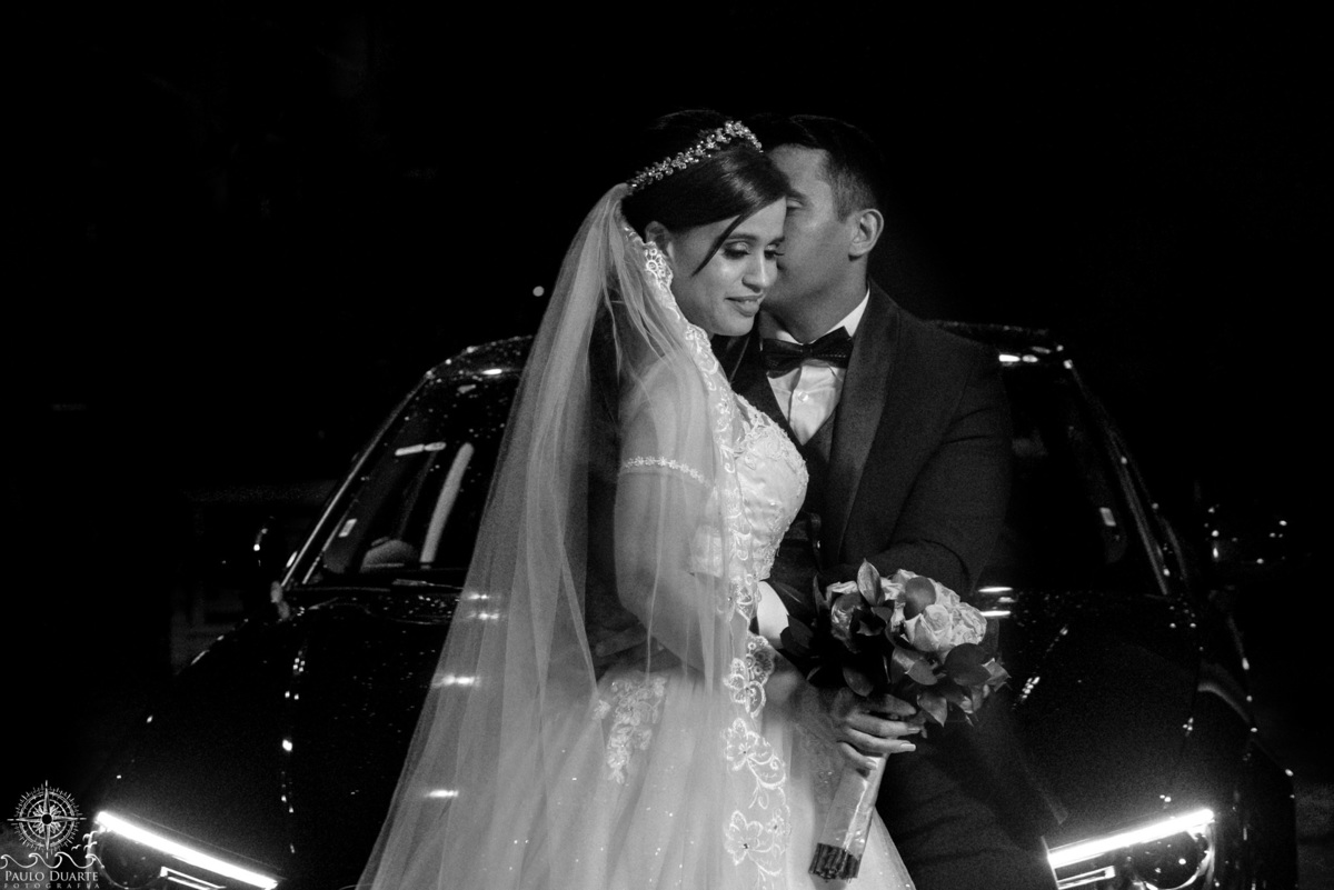 foto romântica do casal de frente ao hotel ot