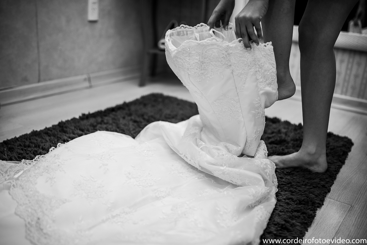 noiva colocando o vestido