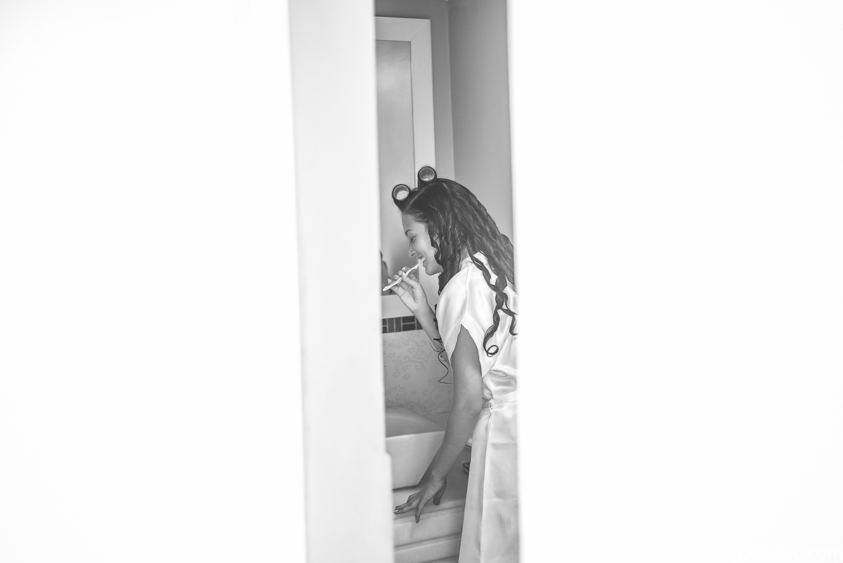 Noiva super a vontade escovando os dentes