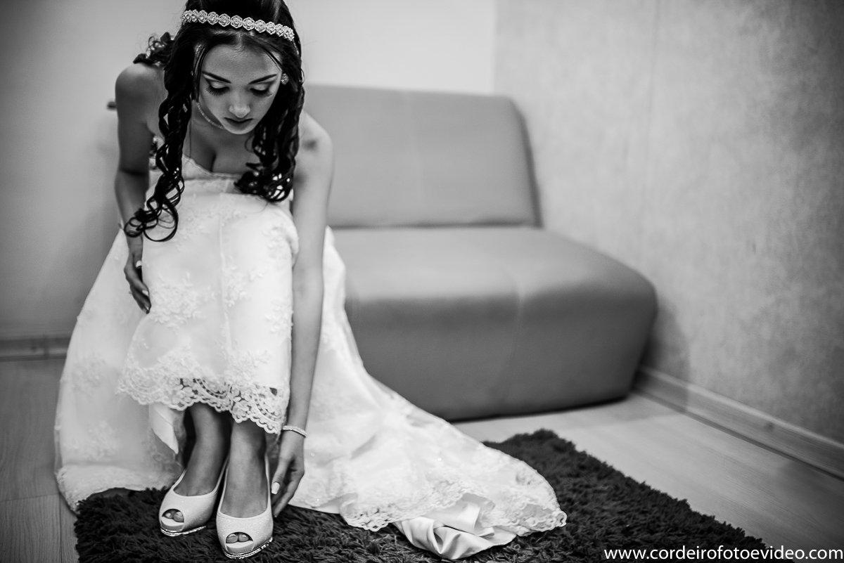 Noiva colocando o sapato