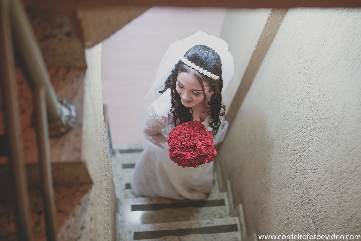 Noiva subindo escada