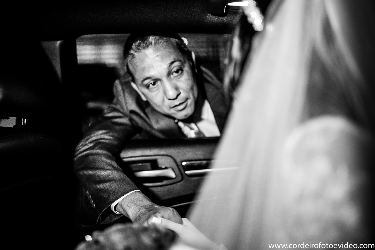 Noiva com pai no carro
