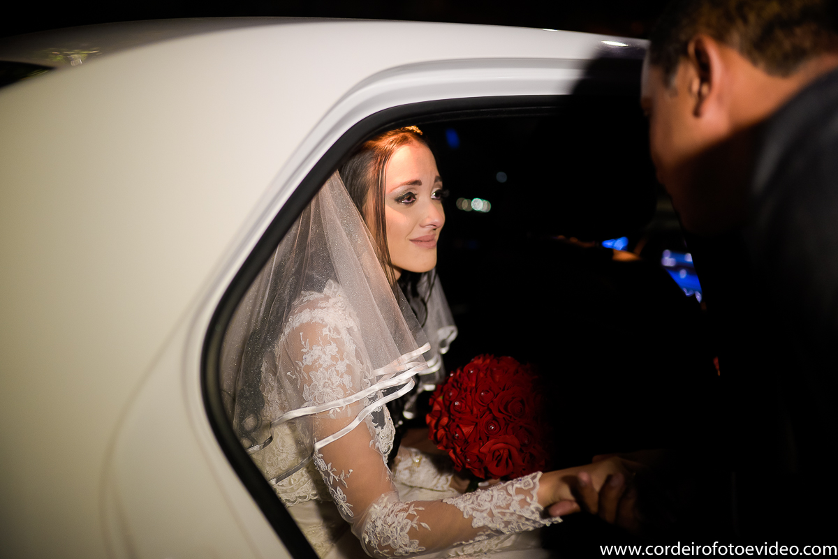 Noiva com pai no carro