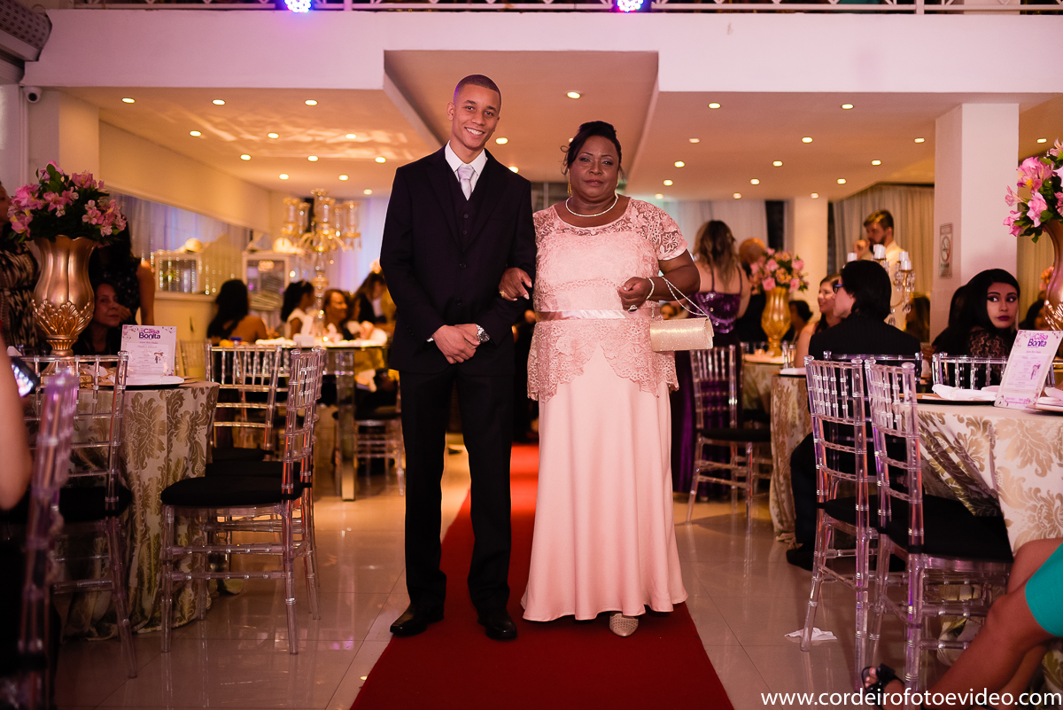 Noivo entrando com a mãe