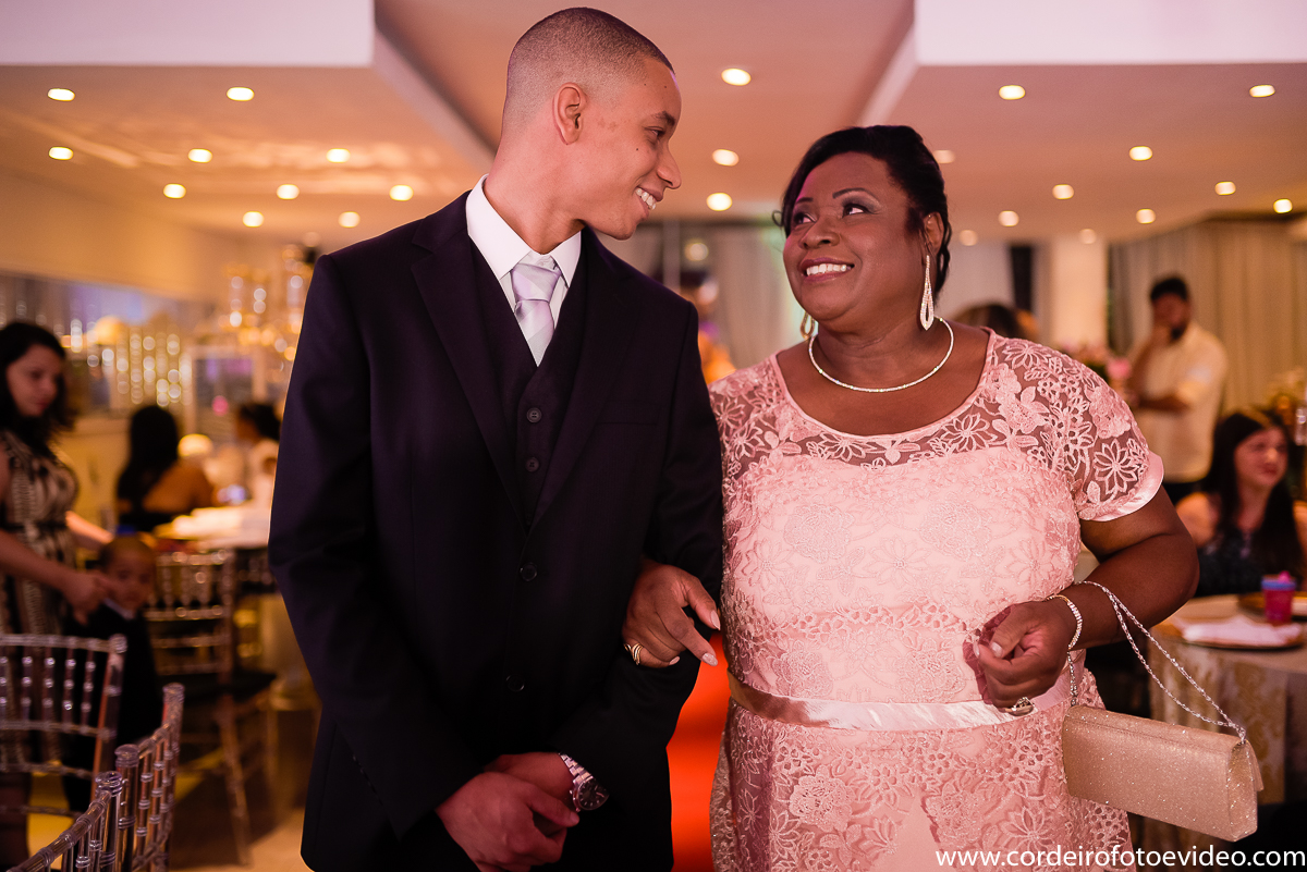 Noivo olhando para a mãe