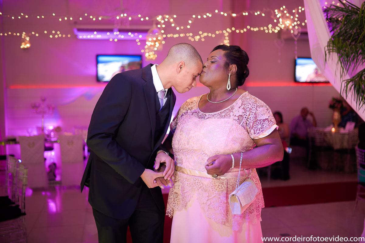 Mãe beijando o noivo