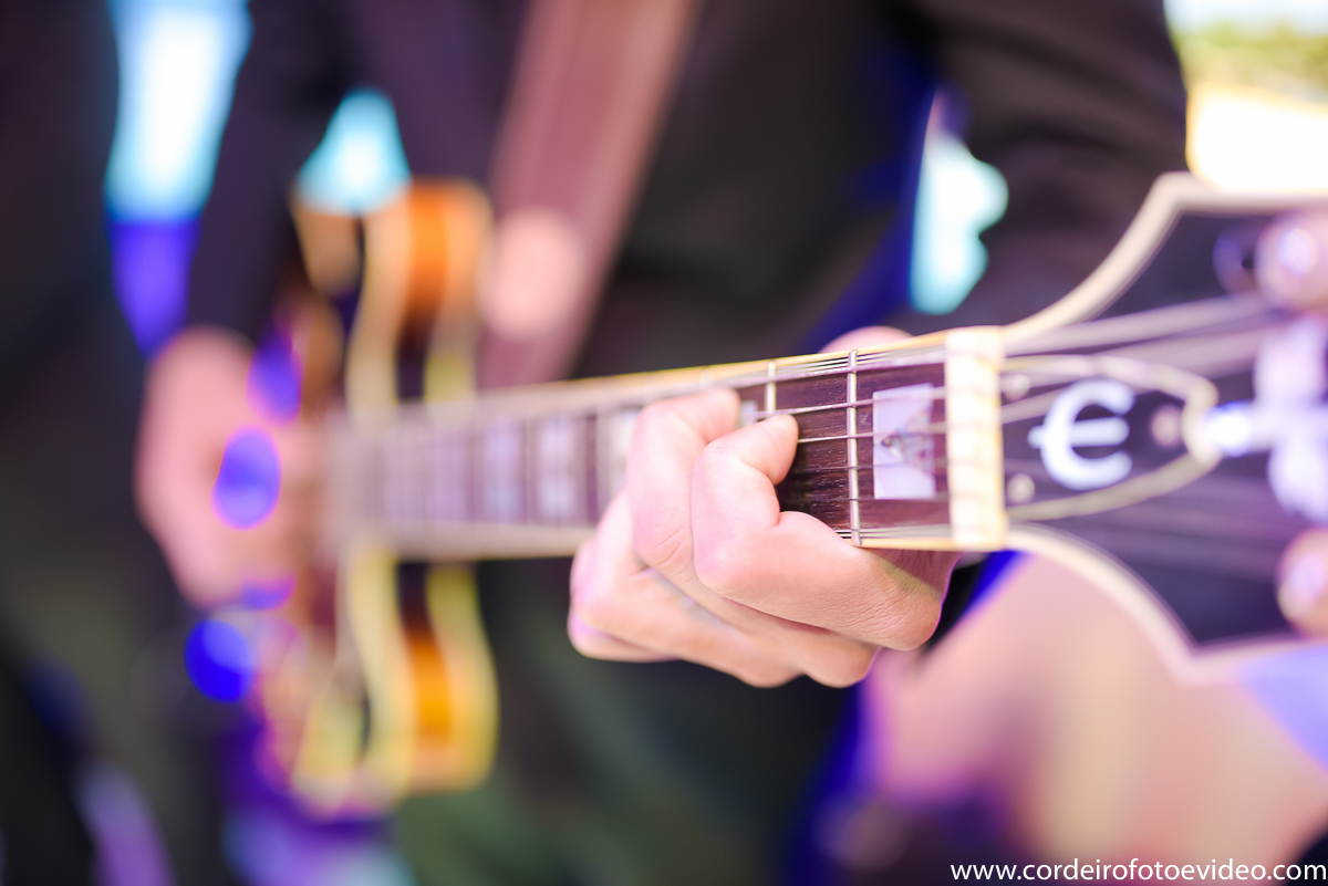 Noivo tocando quitarra