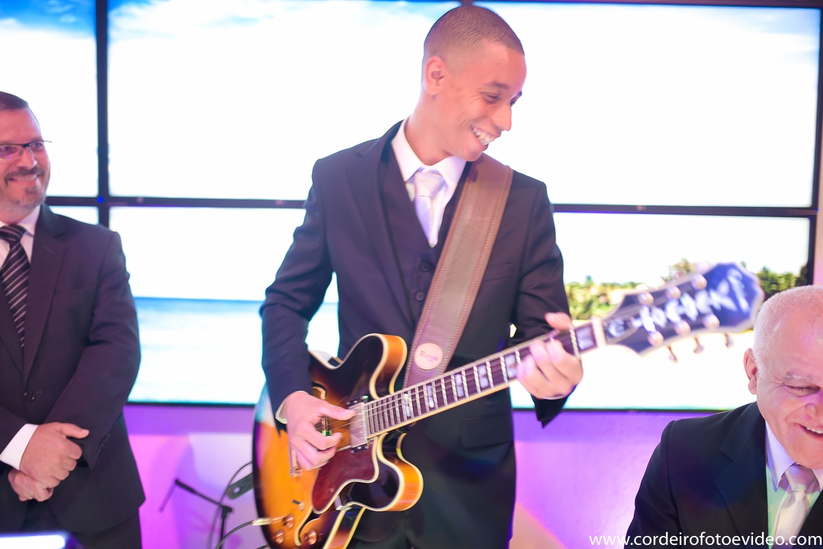 Noivo tocando quitarra
