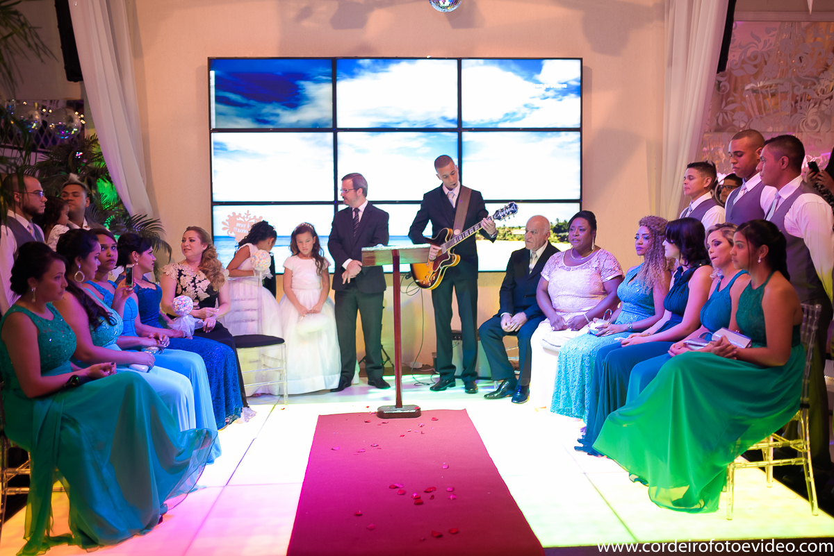Noivo tocando quitarra